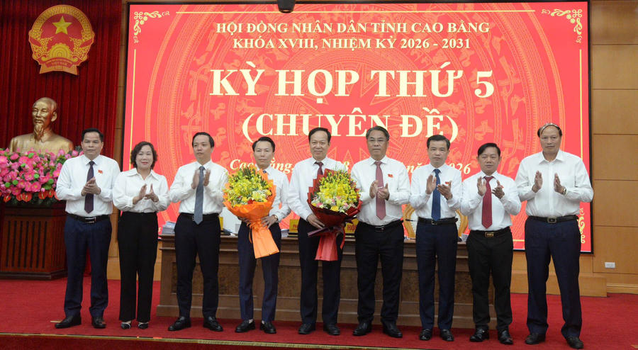 Tân Phó Chủ tịch UBND tỉnh Cao Bằng Lương Tuấn Hùng (thứ 4 từ trái sang). Ảnh: VGP