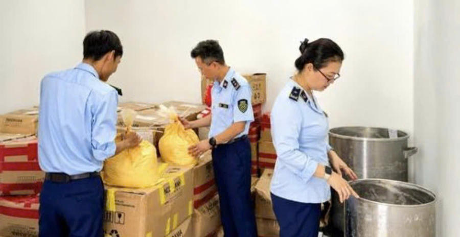 Toàn bộ số mỹ phẩm, nguyên liệu và máy móc liên quan đã được tạm giữ để tiếp tục xác minh, xử lý theo quy định của pháp luật. Ảnh: Báo Gia Lai