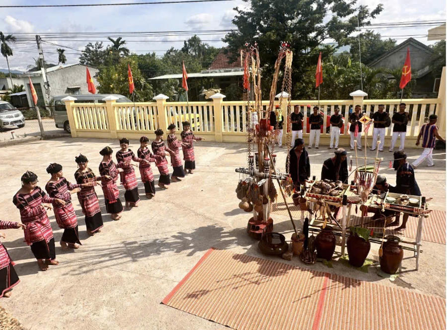 Đội nghệ nhân thôn Xí Thoại biểu diễn diễn nghệ thuật trong không gian phục dựng nghi lễ.