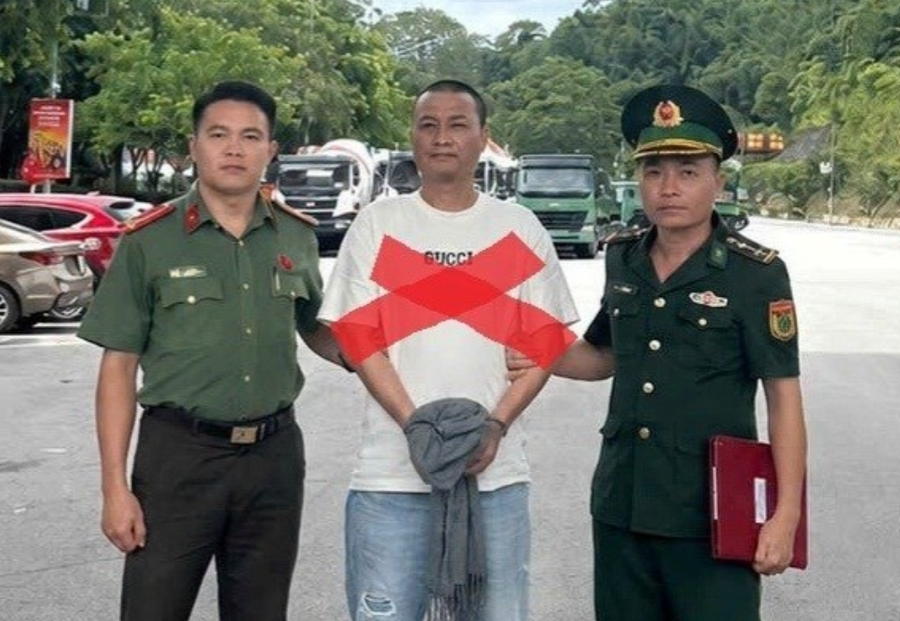 Phòng Quản lý xuất nhập cảnh bàn giao đối tượng Li Ye cho Trung Quốc. Ảnh: Công an Hải Phòng