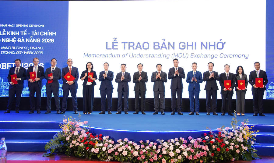Lãnh đạo thành phố trao biên bản ghi nhớ (MOU) cho các đối tác trong nước và quốc tế tại Tuần lễ Kinh tế, Tài chính và Công nghệ Đà Nẵng 2026. (Ảnh: Cổng TTĐT TP Đà Nẵng)