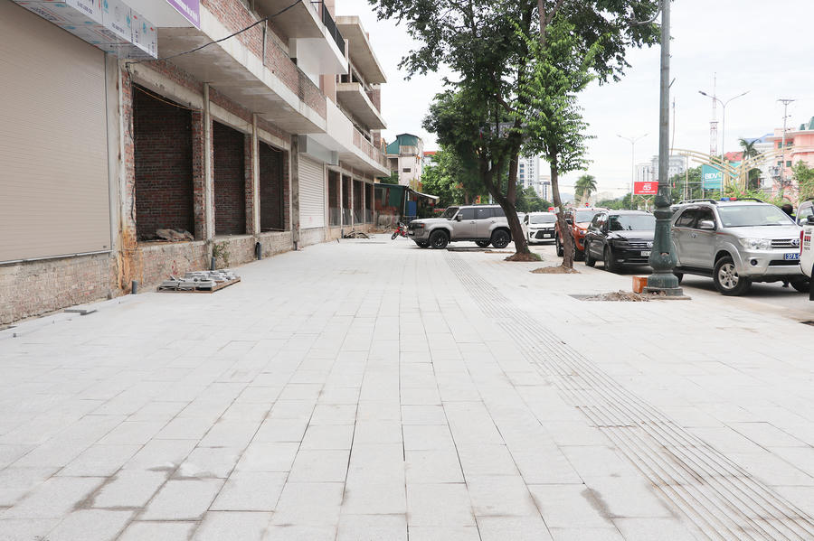Đơn vị thi công mới chỉ triển khai các hạng mục như vỉa hè, bó vỉa, thoát nước, hào kỹ thuật và di dời cây xanh một đoạn ngắn.