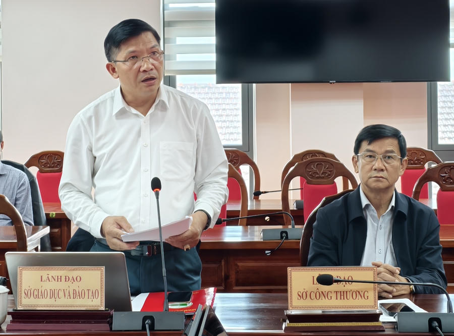 Ông Lương Văn Hà – Phó Giám đốc Sở GD&ĐT Lâm Đồng thông tin về việc sắp xếp lại trường học trên địa bàn. (Ảnh. M.Long)