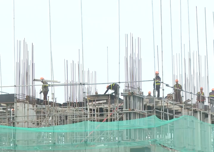 Công nhân vẫn đang tích cực thi công tại dự án.