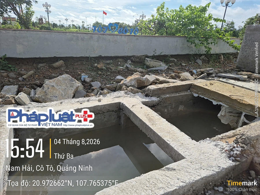 Đoạn đường 23 tháng 3 ngay trước cổng Đảng Uỷ- UBND Đặc khu Cô Tô được đơn vị thi công xong phần hạng mục cống hộp nhưng nhiều đoạn xuất hiện tấm đan cống hộp bị đứt gãy chơ sắt, một số đoạn nước trong cống hộp gần đầy nhưng không được đậy nắp tiềm ẩn nguy cơ mất an toàn cho người dân và du khách.