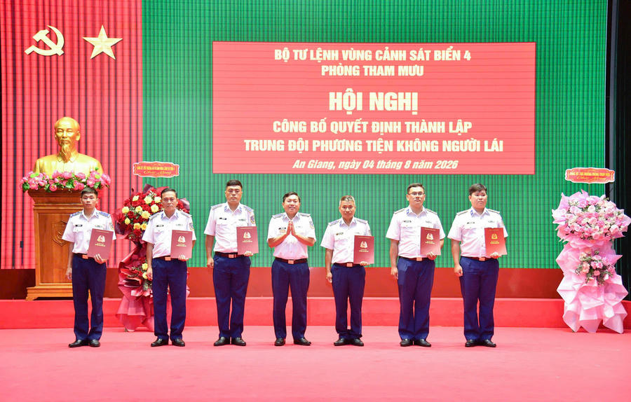 Đại tá Trần Nguyên Lai - Phó Tư lệnh, Tham mưu trưởng Bộ Tư lệnh Vùng Cảnh sát biển 4 trao quyết định nhân sự cho Trung đội phương tiện không người lái. Ảnh: Đức Thái
