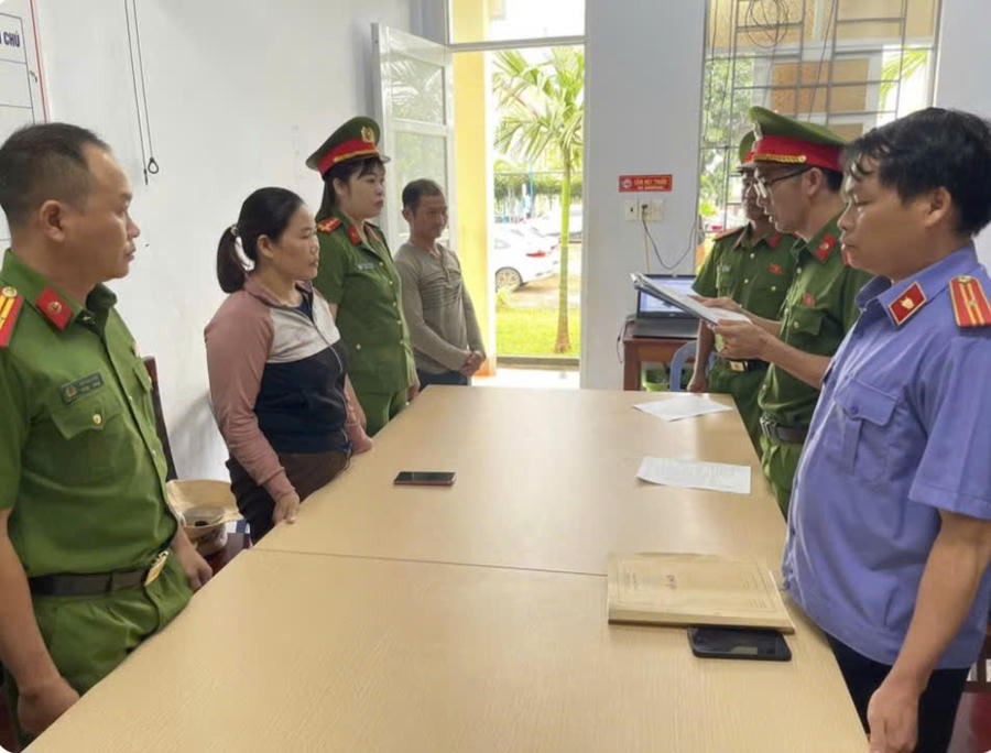 Đối tượng Hằng (thứ 2 từ trái qua) đã bị bắt giam. 