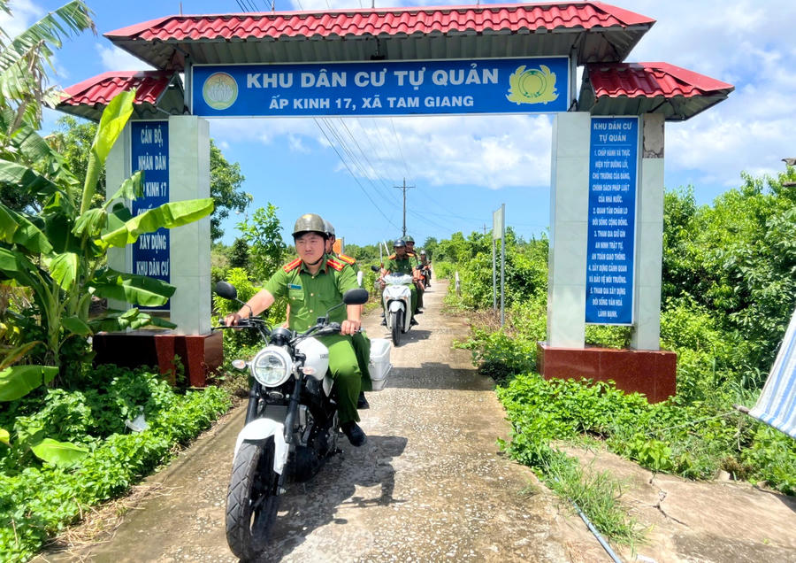Lực lượng Công an cơ sở gần dân, sát dân, phát huy vai trò nòng cốt trong giữ gìn bình yên địa bàn (Ảnh: Trọng Nguyễn).