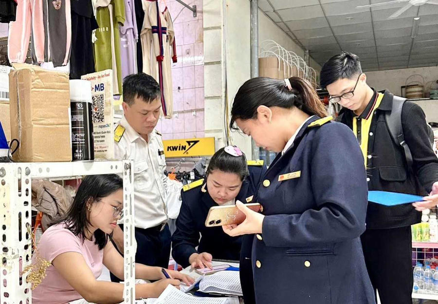 Công chức Thuế tỉnh Thanh Hóa hướng dẫn người nộp thuế thực hiện các thủ tục liên quan đến rà soát, cập nhật và chuẩn hóa thông tin mã số thuế.
