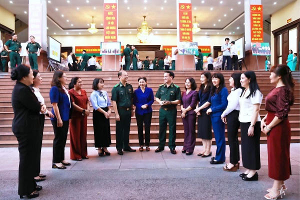 Lãnh đạo Bộ Tư lệnh BĐBP trao đổi với các đại biểu về dự hội nghị ký kết.