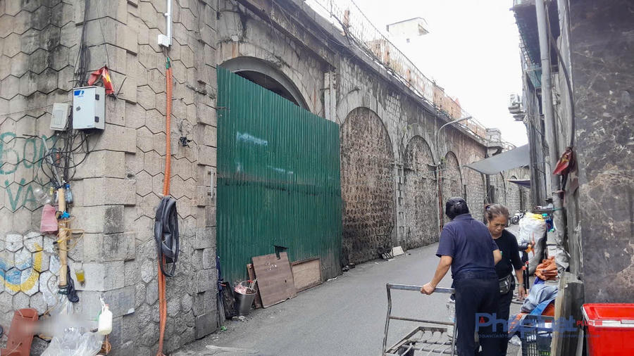 Một ô vòm trên phố Gầm Cầu trước đây được Hà Nội mở để thí điểm, tuy nhiên đến nay, lối mở này vẫn được quây tôn, còn phần diện tích bên ngoài được sử dụng để kinh doanh.