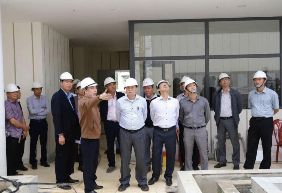 Ông Võ Ngọc Hiệp, Phó Chủ tịch UBND tỉnh cùng ông Đinh Văn Tuấn, Phó Chủ tịch UBND tỉnh kiểm tra tiến độ thực hiện dự án Xây dựng Trụ sở Báo và Phát thanh, Truyền hình Lâm Đồng.
