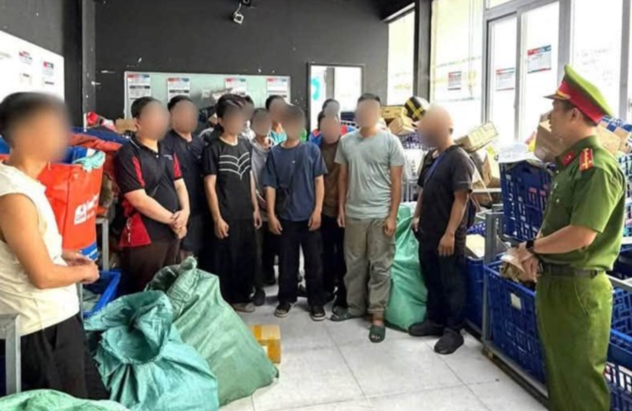 Công an phường Hải Châu, Đà Nẵng test nhanh 86 shipper, phát hiện 2 người liên quan ma túy, cần sa. Ảnh: Công an Đà Nẵng