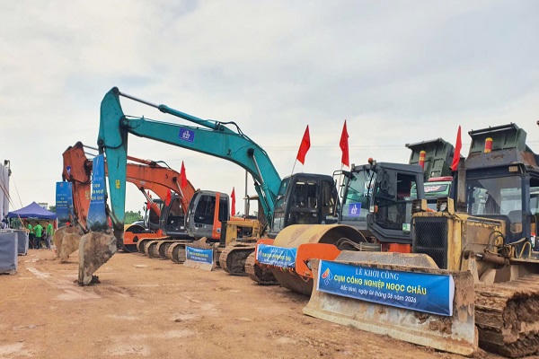 Các thiết bị máy móc khởi công dự án.