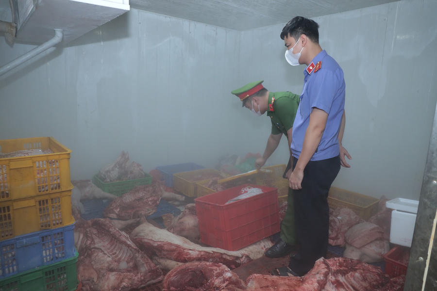 Lực lượng chức năng kiểm tra cơ sở trên.