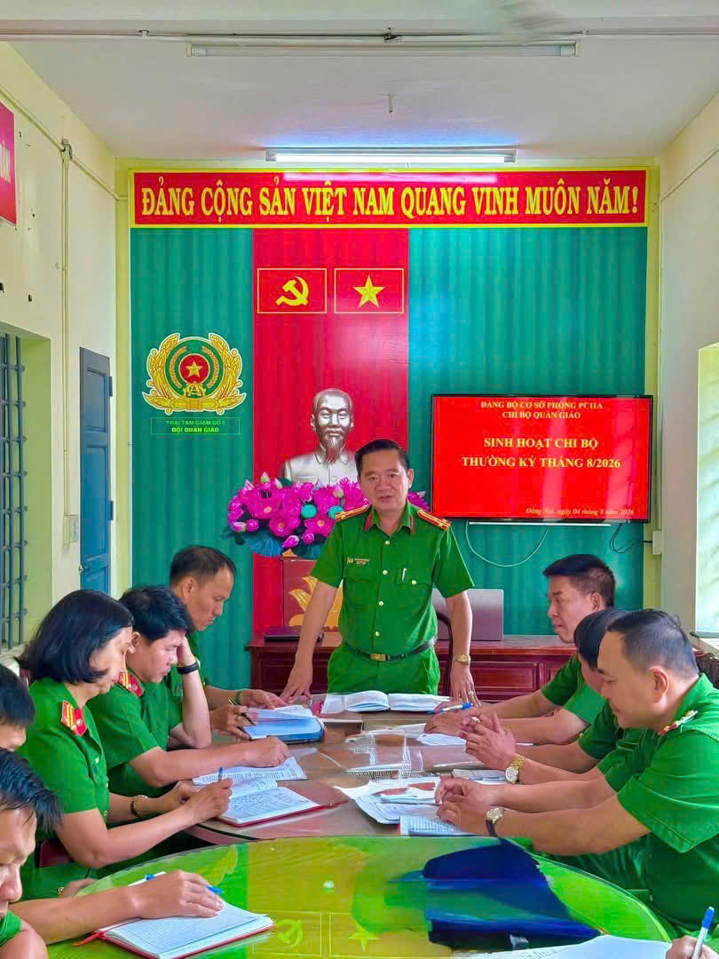 Đồng chí Thượng tá Trần Minh Phương - UVBTV Đảng ủy cơ sở, Phó Giám thị Trại Tạm giam số 1 - Công an TP Đồng Nai  phát biểu ý kiến chỉ đạo.