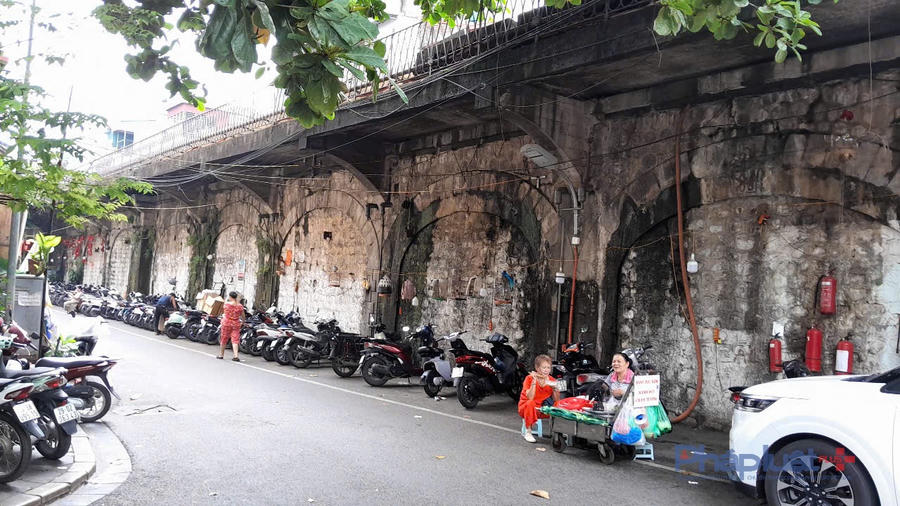 Hiện nay dọc tuyến phố Gầm Cầu từ ga Long biên đến các nút giao với đường Nguyễn Thiếp, đường Hàng Giấy, Hàng Cót chủ yếu được kinh doanh ăn uống, nơi gửi xe.