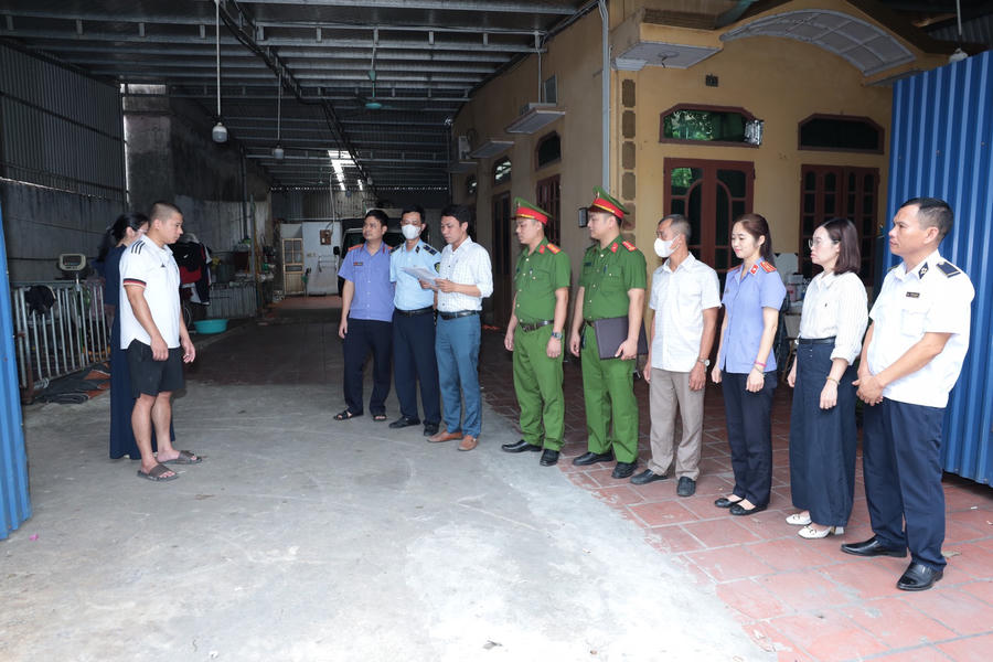 Lực lượng chức năng kiểm tra cơ sở giết mổ, sơ chế động vật của Nguyễn Trọng Khương tại tổ dân phố Lỗ Xá, phường Mỹ Hào.