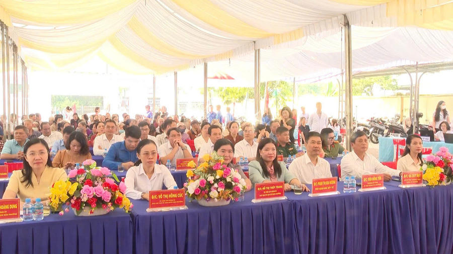 Các đại biểu dự lễ.
