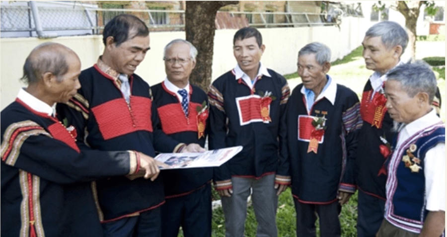 Người có uy tín vùng đồng bào dân tộc thiểu số luôn giữ vai trò cầu nối quan trọng trong việc tuyên truyền chủ trương, chính sách của Đảng và Nhà nước. Ảnh minh họa/nguồn InT