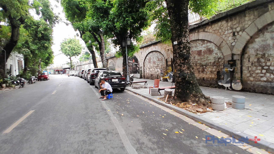 Từ ngã tư Hàng Cót hướng về phố Phùng Hưng có khoảng 20 ô vòm được bịt kín.