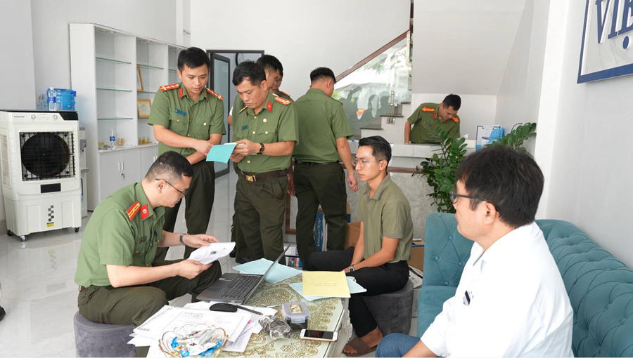 Đại tá Lương Ngọc Quyết Phó Giám đốc Công an tỉnh trực tiếp chỉ đạo công tác khám xét khẩn cấp phòng khám Việt Nhật CB. (Ảnh: Công an tỉnh Cao Bằng)