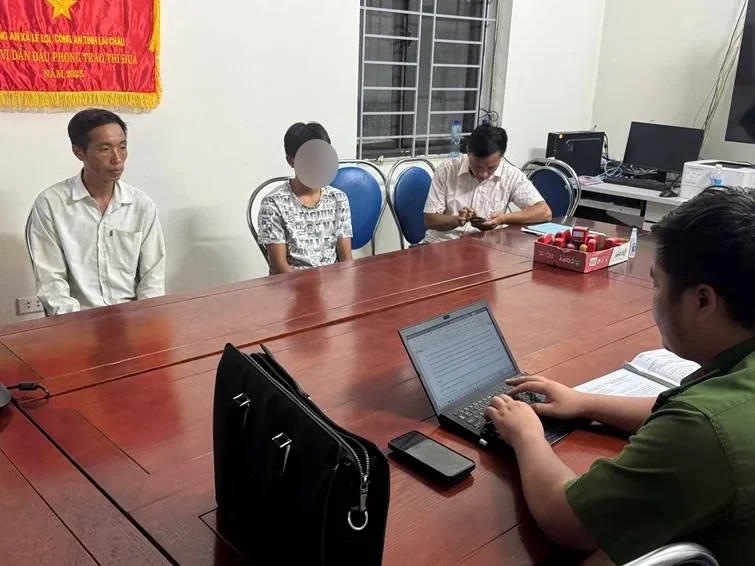 Công an xã Lê Lợi làm việc với C.A.D. cùng người giám hộ về hành vi nhiều lần gọi điện quấy rối Tổng đài 113. Ảnh: Công an tỉnh Lai Châu