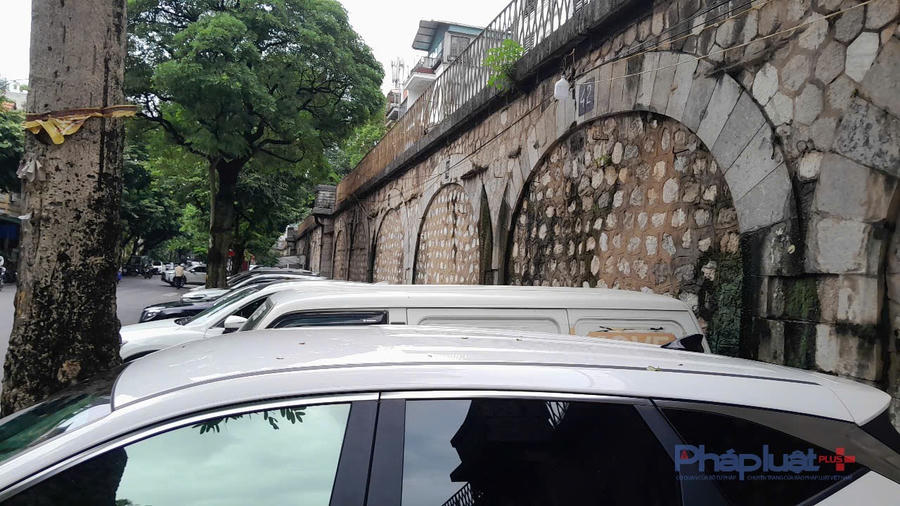 Đây cũng là đoạn B, từ phố Lê Văn Linh đến phố Hàng Cót, được định hướng phát triển thành không gian văn hóa, nghệ thuật cộng đồng. Các ô vòm sẽ bố trí quán cà phê, cửa hàng giới thiệu sản phẩm Việt Nam, phòng tranh và không gian sáng tạo kết hợp quảng bá du lịch.