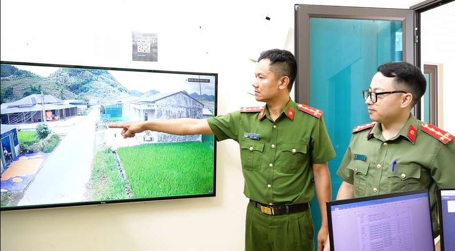 Dữ liệu từ hệ thống camera an ninh được truyền trực tiếp về trung tâm giám sát của Công an xã Tùng Vài, phục vụ hiệu quả công tác theo dõi, xử lý và xác minh các vụ việc về an ninh, trật tự. Ảnh: Hoàng Chính.