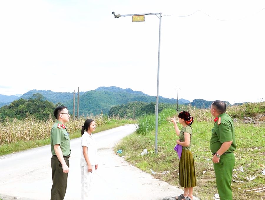 Mô hình camera an ninh trở thành "cánh tay nối dài" hỗ trợ đắc lực cho lực lượng Công an xã Tùng Vài trong quản lý địa bàn, phòng ngừa và đấu tranh với các loại tội phạm. Ảnh: Hoàng Chính.