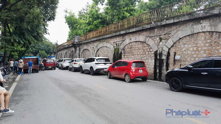 Đây cũng là đoạn B, từ phố Lê Văn Linh đến phố Hàng Cót, được định hướng phát triển thành không gian văn hóa, nghệ thuật cộng đồng. Các ô vòm sẽ bố trí quán cà phê, cửa hàng giới thiệu sản phẩm Việt Nam, phòng tranh và không gian sáng tạo kết hợp quảng bá du lịch.