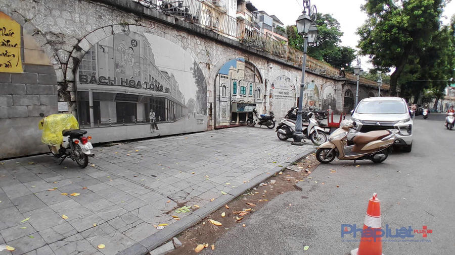 Các ô vòm tại tuyến phố Phùng Hưng được trang trí bằng các tác phẩm trong dự án "phố bích họa Phùng Hưng" do các họa sĩ Việt Nam và Hàn Quốc thực hiện từ cuối năm 2017, hoàn thành đầu năm 2018.