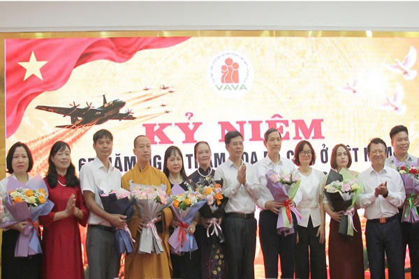 Lãnh đạo Trung ương Hội và lãnh đạo Hội Nạn nhân chất độc da cam/Dioxin tỉnh tặng hoa các đơn vị tài trợ.