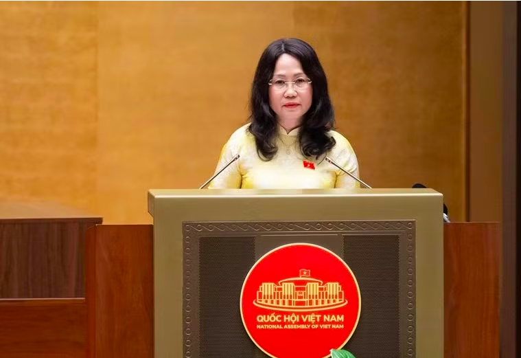 Bộ trưởng Bộ Văn hóa, Thể thao và Du lịch Lâm Thị Phương Thanh trình bày Tờ trình.