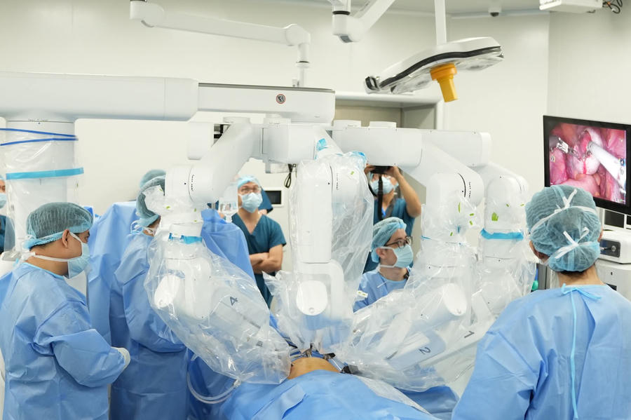 Các bác sĩ thực hiện phẫu thuật chiều ngược lại. Ảnh BVCC