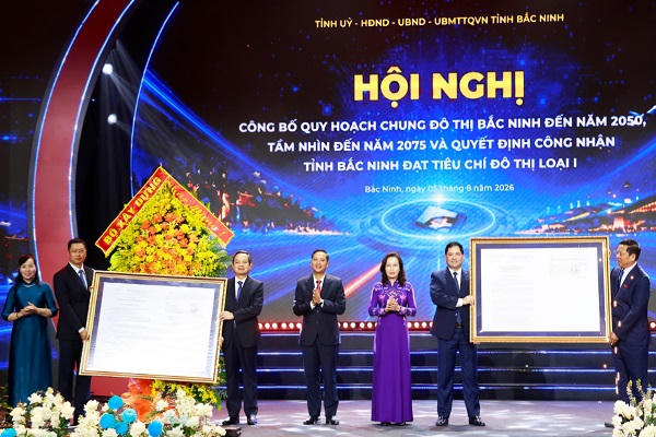 Bộ trưởng Bộ Xây dựng Trần Hồng Minh trao các Quyết định cho Đảng bộ, Chính quyền và Nhân dân tỉnh Bắc Ninh.