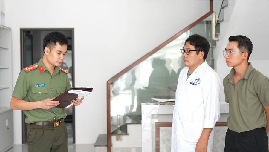Cơ quan Công an tiến hành khám xét khẩn cấp phòng khám Việt Nhật CB. (Ảnh: Công an tỉnh Cao Bằng)