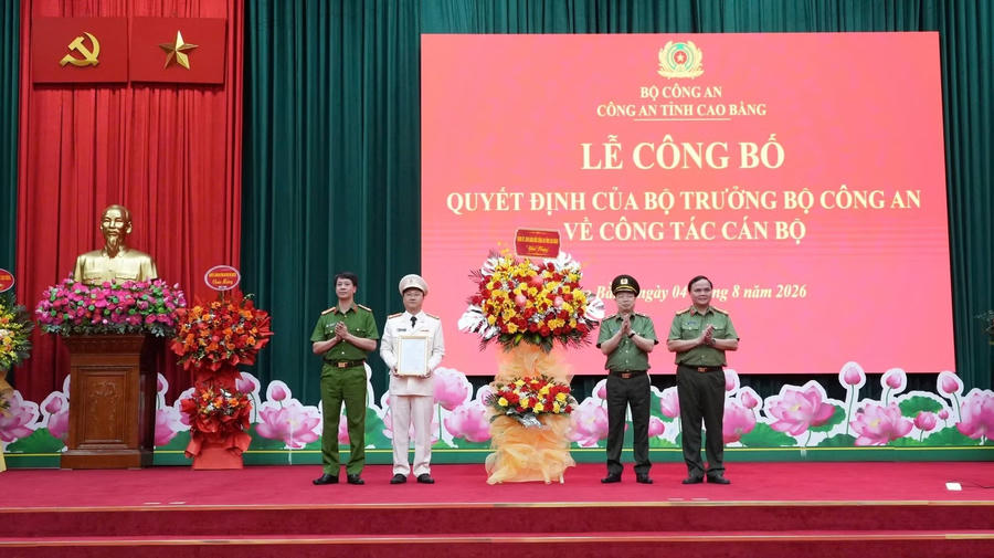 Thiếu tướng Nguyễn Quang Vinh - Giám đốc Công an tỉnh Cao Bằng, trao quyết định của Bộ trưởng Bộ Công an và cùng các cán bộ trong Ban Giám đốc Công an tỉnh tặng hoa chúc mừng Đại tá Lê Hồng Giang.
