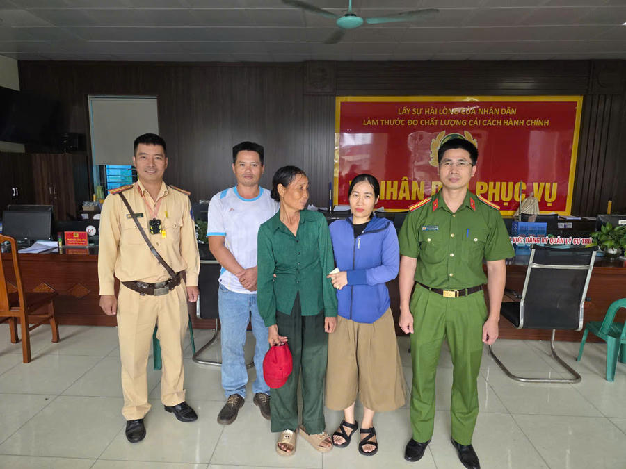 Gia đình bà Cúc xúc động khi đón người thân tại trụ sở Công an phường Nếnh.