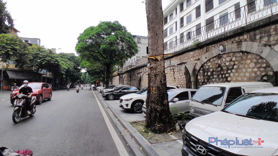 Hiện nay trên tuyến phố Phùng Hưng, vỉa hè sát những vòm cầu được sử dụng làm bãi trông giữ xe.