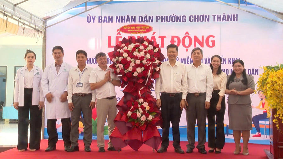 Các ban ngành địa phương chúc mừng sự kiện Lễ phát động.