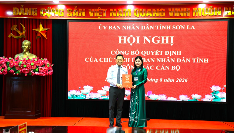 Ông Nguyễn Đình Việt, Phó Bí thư Tỉnh ủy, Chủ tịch UBND tỉnh Sơn La trao Quyết định cho bà Hà Thị Ngọc Yến
