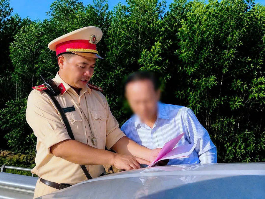 Lực lượng Cảnh sát giao thông Công an thành phố Đồng Nai tuyên truyền, nâng cao ý thức chấp hành pháp luật của người điều khiển phương tiện.
