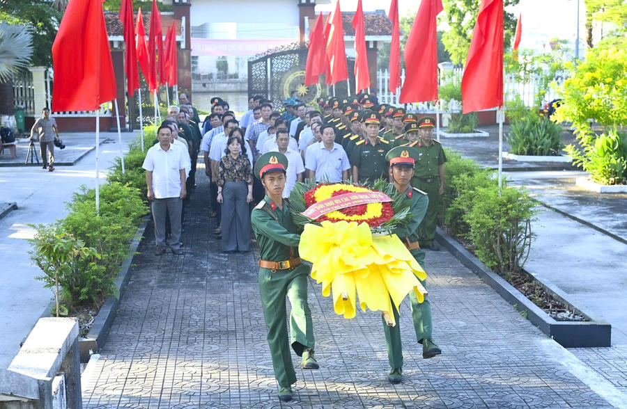 Ban Chỉ đạo 515 tỉnh Cà Mau cùng lãnh đạo xã Trí Phải thành kính dâng hoa, dâng hương và dành phút mặc niệm tưởng nhớ, tri ân sâu sắc các Anh hùng liệt sĩ tại Nghĩa trang Liệt sĩ Thới Bình. (Ảnh: VĐ).