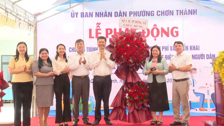 Các ban ngành địa phương chúc mừng sự kiện Lễ phát động.