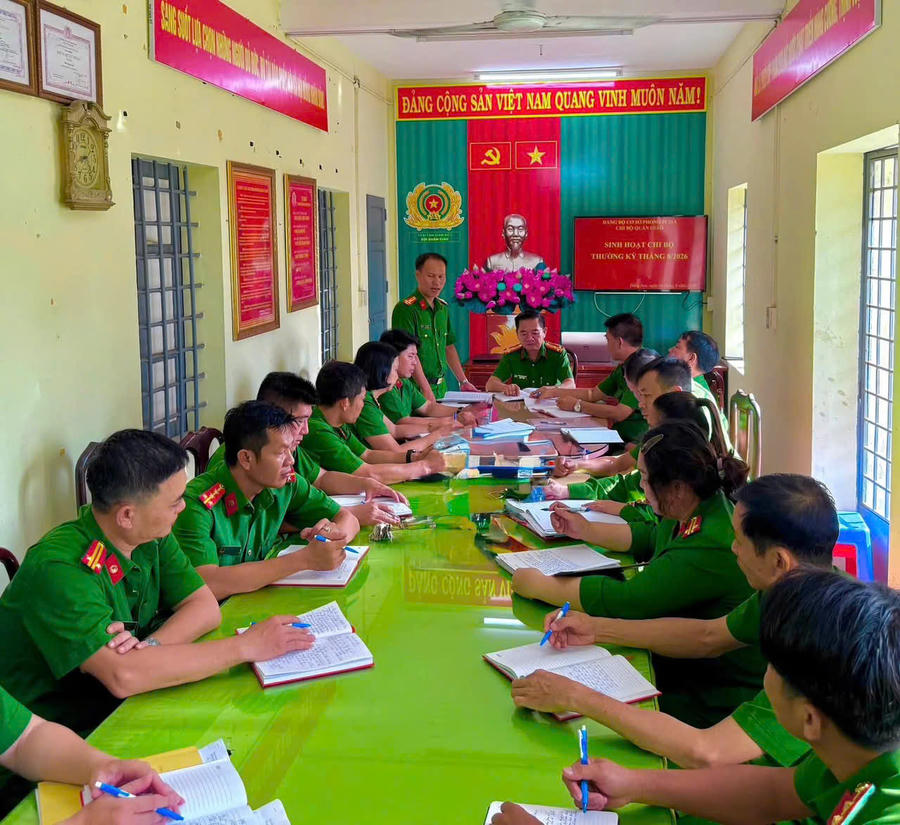 Buổi sinh hoạt Chi bộ tháng 8 của Đảng bộ Cơ sở Trại Tạm giam số 1 - Công an TP Đồng Nai diễn ra trong không khí nghiêm túc, dân chủ.