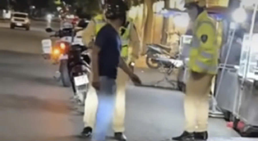 Người đàn ông áo đen lao vào đấm cán bộ cảnh sát giao thông khi được yêu cầu đo nồng độ cồn (Ảnh: Cắt từ clip người dân cung cấp)