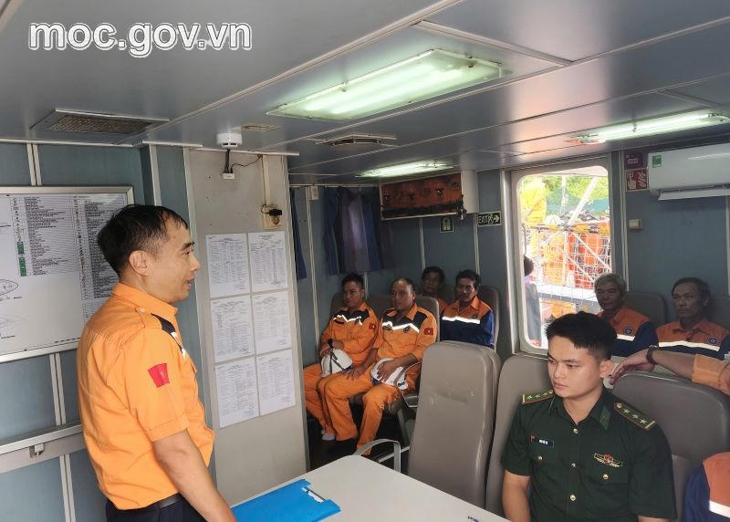Bàn giao 30 ngư dân tàu QNg 95157 TS cho gia đình và cơ quan chức năng.