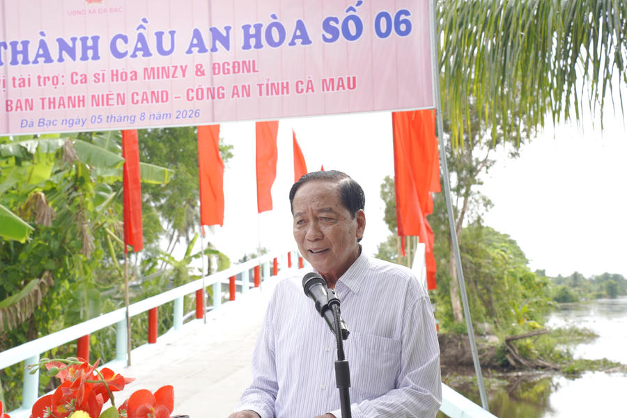 Ông Huỳnh Quốc Ái (người dân ấp Sào Lưới A, xã Đá Bạc), vui mừng khi cây cầu mới được đưa vào sử dụng.