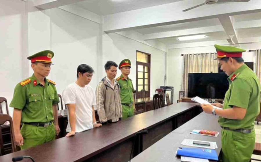 Cơ quan chức năng đọc lệnh khởi tố bị can, xử lý nhóm đối tượng lập khống hồ sơ bệnh nhân, kê và cấp phát hàng nghìn lượt đơn thuốc khống. Ảnh: Công an cung cấp